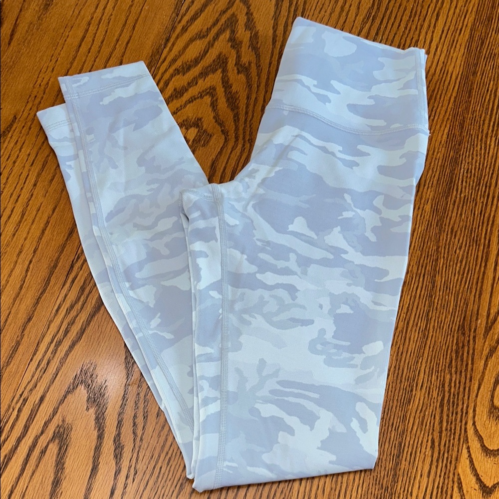 Lululemon White / Gray Camo Leggings - Size 6 - 28” Inseam - EUC